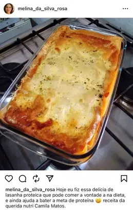Aluna mostrando lasanha proteica feita com as receitas